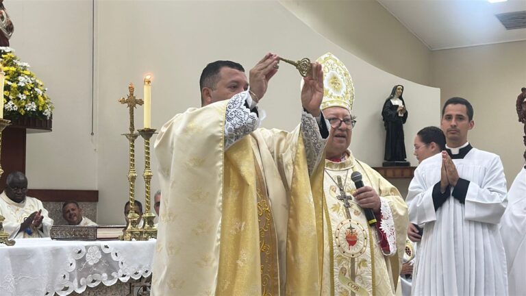 Bispo de Campos dá posse a Pe. Walas como pároco coadjutor da Paróquia Sagrado Coração de Jesus