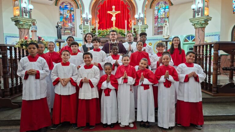 Paróquia Senhor Bom Jesus investe 15 novos cororinhas