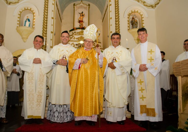 Bispo de Campos presidiu Missa do aniversário sacerdotal dos sacerdotes Pe. Gustavo e Pe. Max