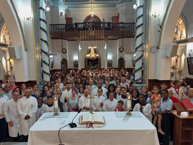 Fiéis da Paróquia Santo Antônio celebraram os 45 anos de sacerdócio de Monsenhor Matheus