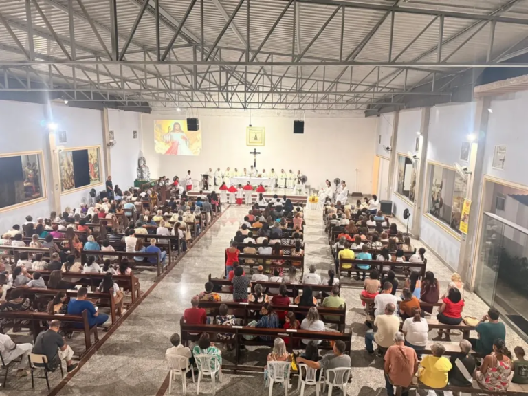Fiéis participam da Missa em comemoração aos 25 anos de ordenação sacerdotal do Pe. José Geraldo