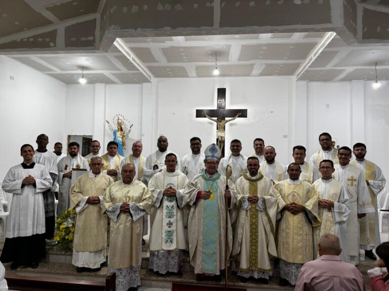 Bispo de Campos presidiu Missa de criação de Quase-Paróquia e Pe. Ricardo assume como administrador