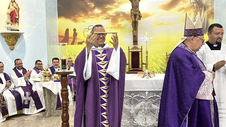 Bispo de Campos dá posse ao Pe. Marco Antônio como novo pároco da Paróquia Nossa Senhora de Fátima