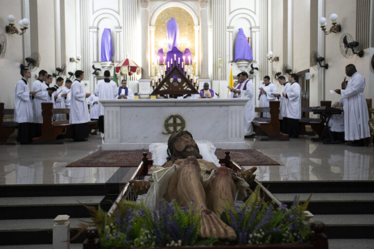 Catedral do Santíssimo Salvador com celebrações na Semana Santa