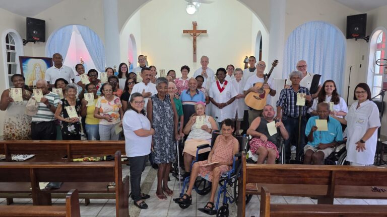 Funcionários e acolhidos pela Associação Santo Antônio dos Pobes participam da Santa Missa