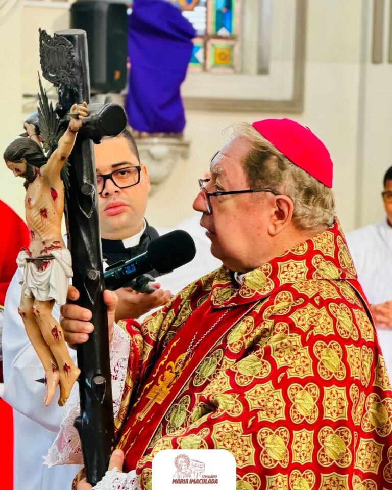 Fiéis participam da Ação Litúrgica da Paixão do Senhor