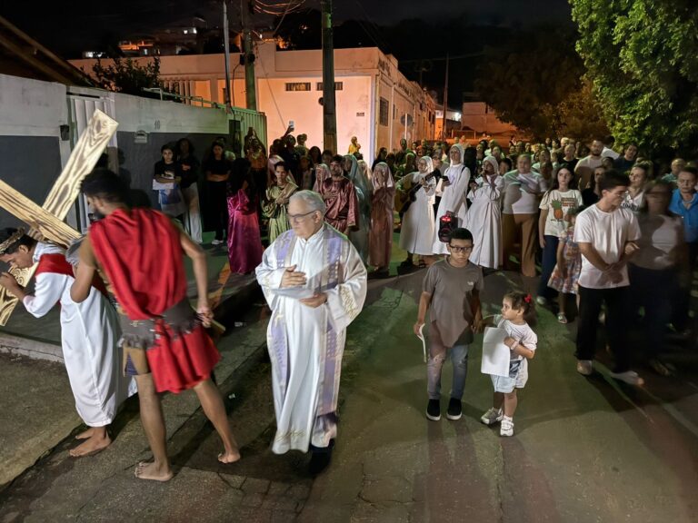 Jovens da Paróquia Nossa Senhora de Lourdes, em Itaperuna, realizaram Via-Sacra encenada pelas ruas