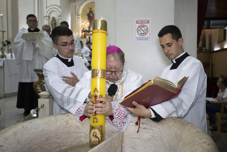 Fiéis participam da Vigília Pascal na Catedral do Santíssimo Salvador