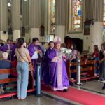 Fiéis participam da missa de um ano de falecimento de Dom Roberto Guimarães na Catedral