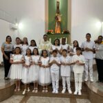 Crianças recebem a primeira Eucaristia na Paróquia Santo Antônio de Raposo
