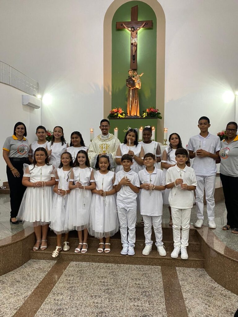 Crianças recebem a primeira Eucaristia na Paróquia Santo Antônio de Raposo