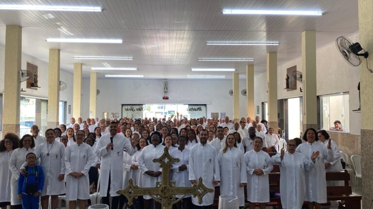Paróquia São José sedia encontro e formação de Ministros Extraordinários da Distribuição da Sagrada Comunhão
