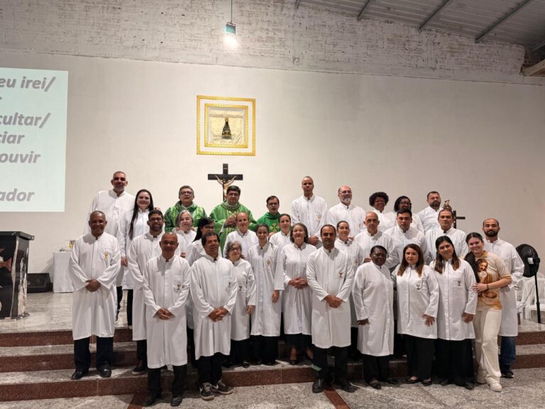Vigário-geral preside investidura de 13 novos Ministros Extraordinários da Distribuição da Sagrada Comunhão