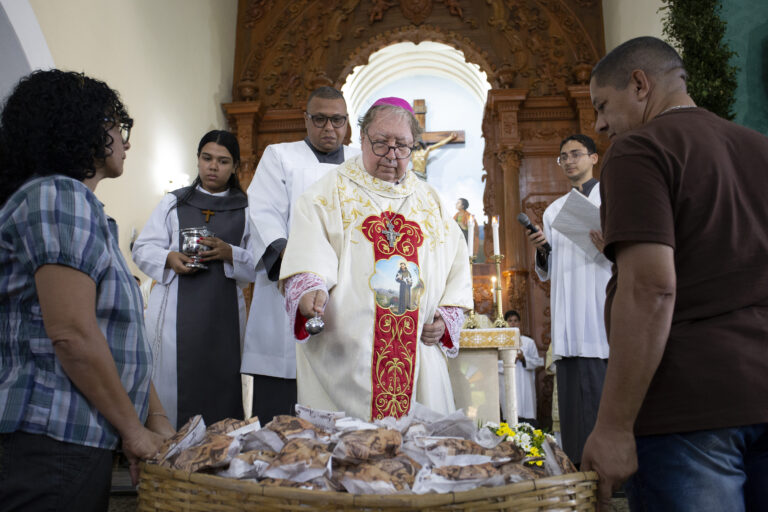 Dom Roberto Francisco preside Missa Solene da 163ª Festa de Santo Antônio