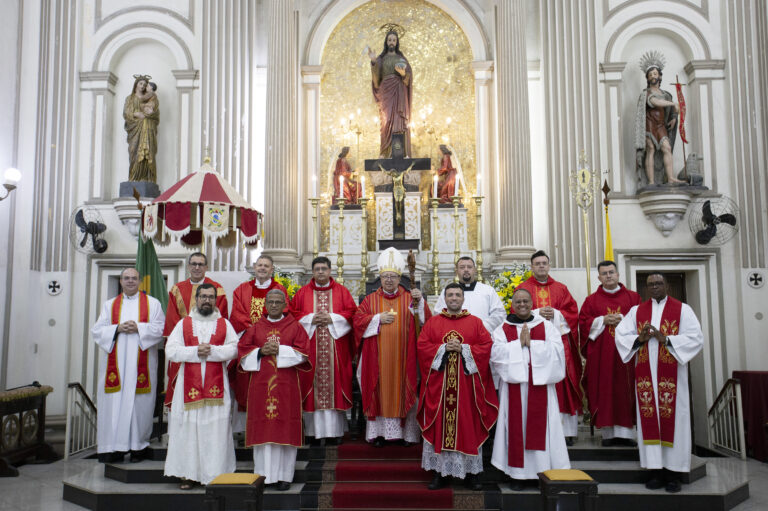 Dom Roberto Francisco preside Santa Missa pelo seu aniversário natalício