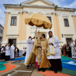 Corpus Christi: Comunidade acompanha tradicional procissão pelas ruas do Centro de Campos