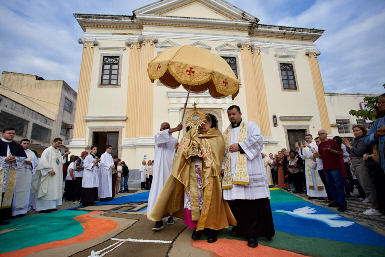 Corpus Christi: Comunidade acompanha tradicional procissão pelas ruas do Centro de Campos
