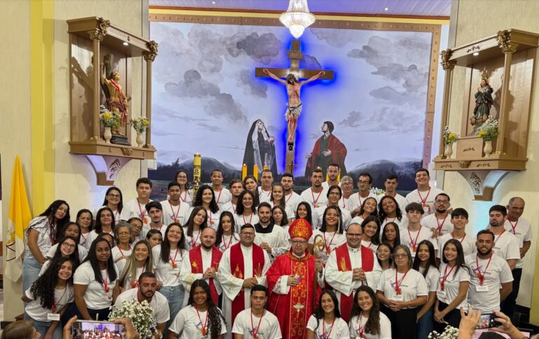 Dom Roberto Francisco preside celebração de crisma em Barra do Itabapoana