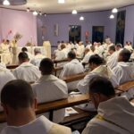 Sacerdotes vivenciam rito penitencial no terceiro dia de retiro em Minas Gerais