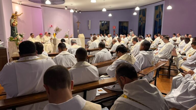 Sacerdotes vivenciam rito penitencial no terceiro dia de retiro em Minas Gerais
