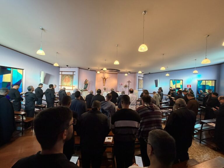 Sacerdotes participam do segundo dia do retiro canônico anual