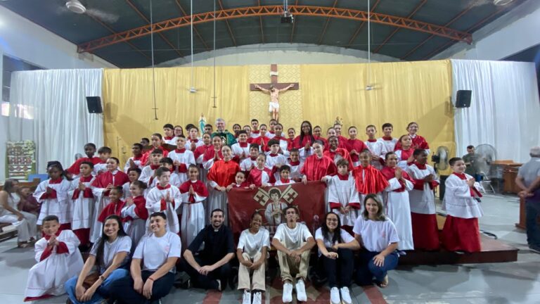 Paróquia São José investe 17 novos coroinhas em Bom Jesus do Itabapoana