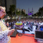 Fiéis participam da procissão da 374ª Festa do Santíssimo Salvador