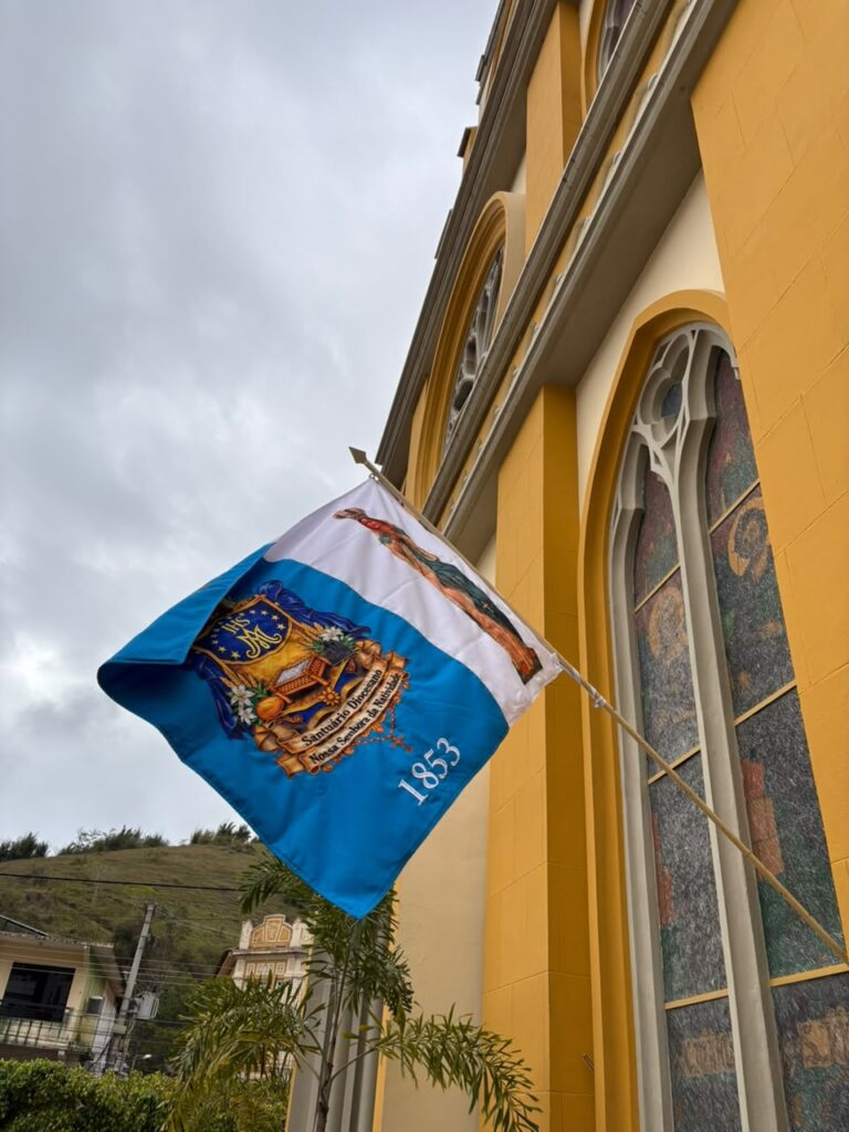Santuário Diocesano Nossa Senhora da Natividade apresenta sua Bandeira Oficial à comunidade