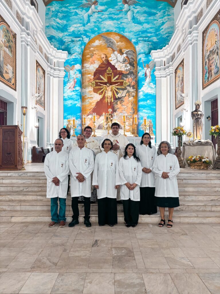 Vigário-geral investe novos Ministros Extraordinários da Sagrada Comunhão em São Fidélis