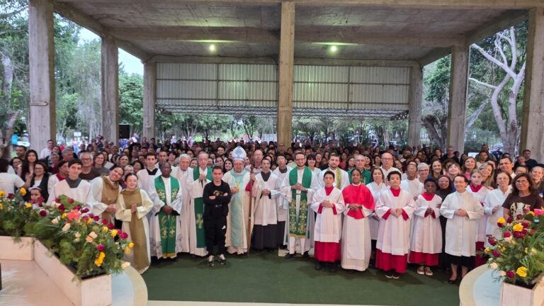 Dom Roberto Francisco realiza visita pastoral a comunidade Mãe do Infinito Amor