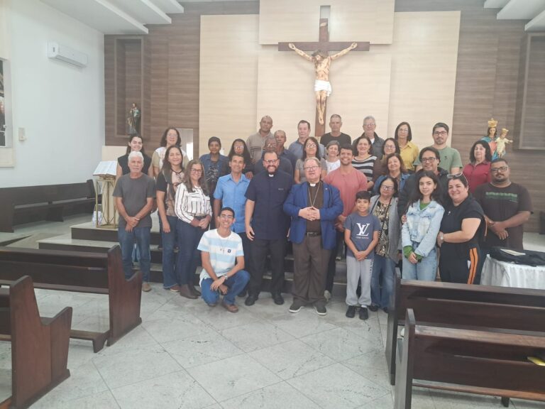 Dom Roberto Francisco profere palestra sobre política e voto consciente na Paróquia Santa Maria