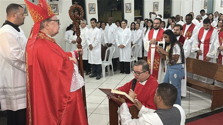 Pe. Emerson Ramos toma posse como novo pároco da Paróquia Nossa Senhora de Lourdes