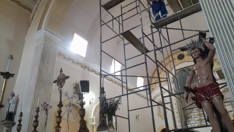 Paróquia São Sebastião inicia obra emergencial no forro e lança campanha de restauração da Igreja Matriz