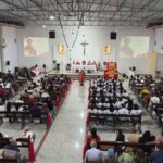 Dom Roberto Francisco preside Missa de Crisma para 40 jovens e adultos no Parque Aurora