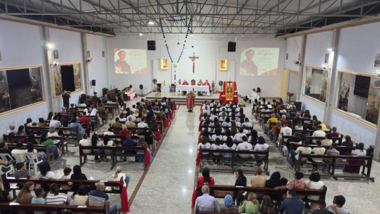 Dom Roberto Francisco preside Missa de Crisma para 40 jovens e adultos no Parque Aurora