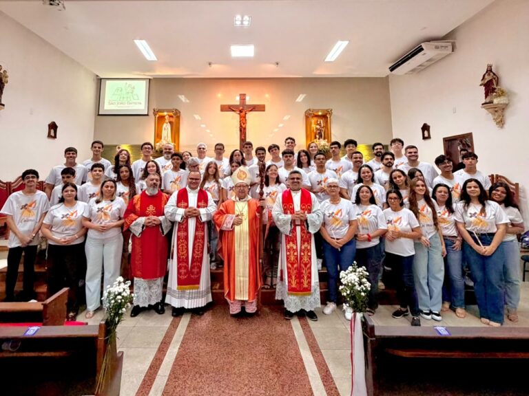 Bispo de Campos presidiu celebração de Crisma e Primeira Eucaristia no bairro Capão