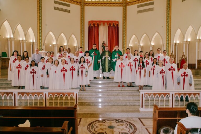 Novo pároco da Paróquia Nossa Senhora de Lourdes faz primeira visita aos Arautos do Evangelho