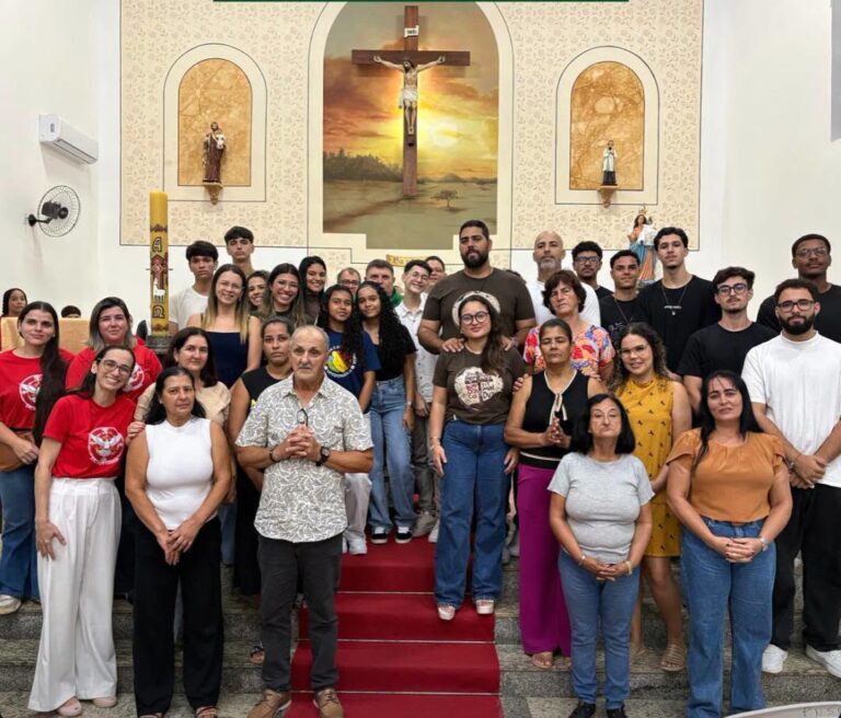 Paróquia Nossa Senhora da Penha de Morro do Coco acolhe grupo de crismados e faz entrega do credo